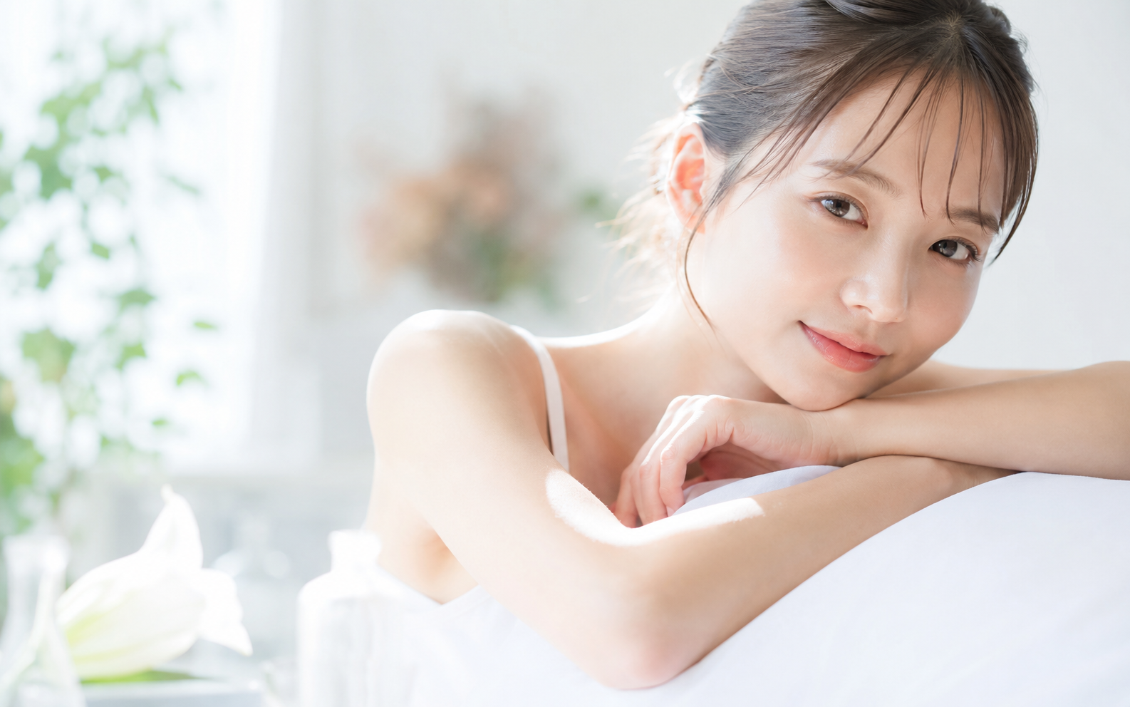 サロンでリラックスして施術を受ける20代女性のイメージ